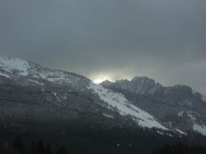 車過雪地千峰險
漫天銀裝万灰滅
一心成功達瑤臺
排解困難要超越