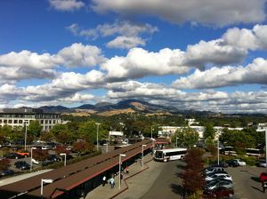 刚下完雨的那一天，云还没有完全散去。在Walnut Creek Bart 站上望去Mt. Diablo 真漂亮。